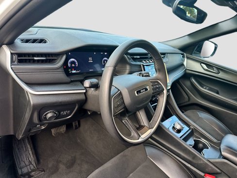 Used 2023 Jeep Grand Cherokee L Laredo image 10