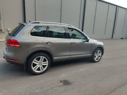 Used 2012 Volkswagen Touareg TDI image 14