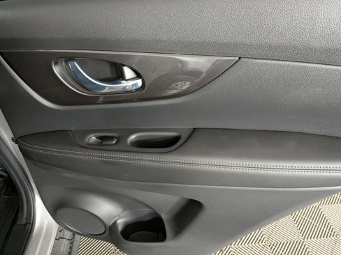 Used 2020 Nissan Rogue SV image 30