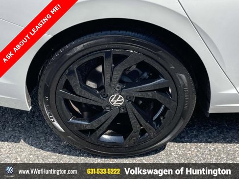 Certified 2025 Volkswagen Jetta SE w/ Sunroof Package image 7