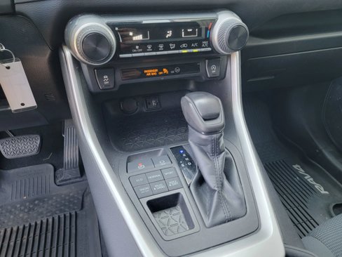 Used 2019 Toyota RAV4 LE image 20
