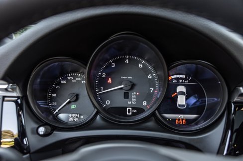 Certified 2025 Porsche Macan image 18
