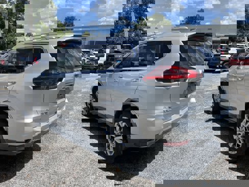 Used 2018 Nissan Rogue SV image 4