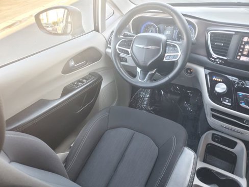 Used 2022 Chrysler Voyager LX image 13