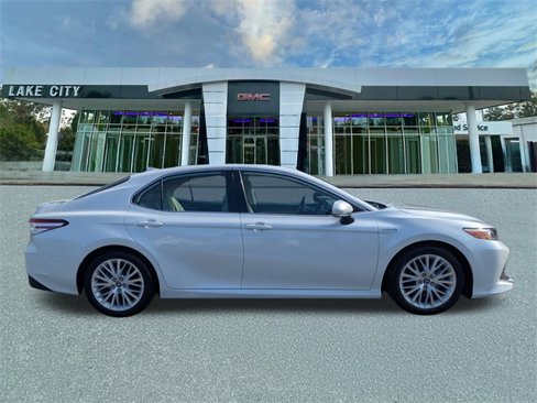 Used 2020 Toyota Camry XLE image 2