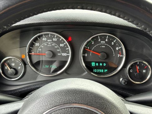 Used 2015 Jeep Wrangler Unlimited Rubicon w/ Connectivity Group image 32