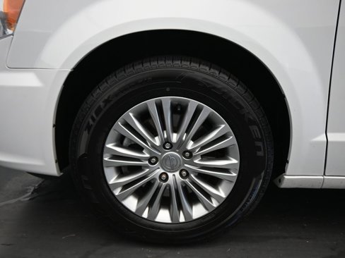 Used 2015 Chrysler Town & Country Touring-L w/ Driver Convenience Group image 67