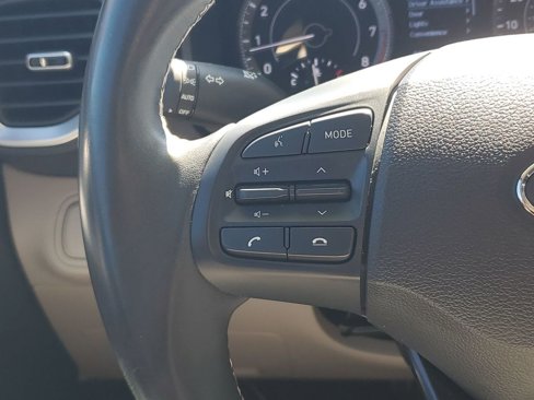 Certified 2020 Hyundai Venue image 32