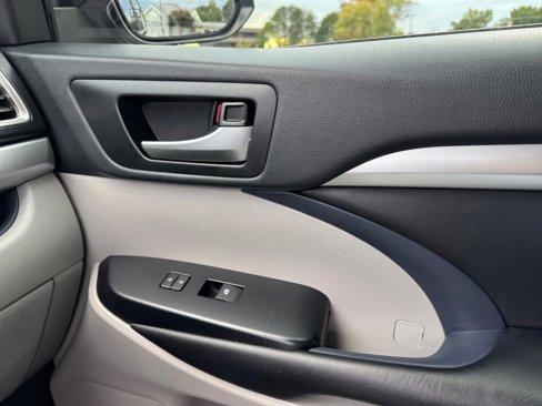 Used 2019 Toyota Highlander XLE image 35