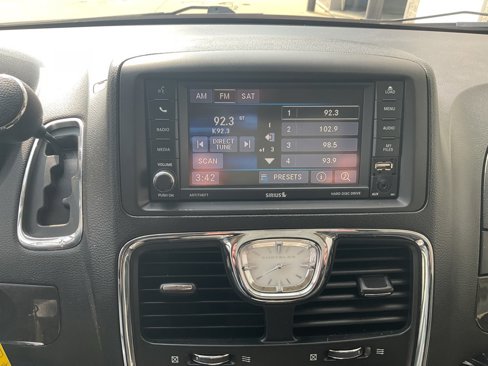 Used 2014 Chrysler Town & Country Touring image 13