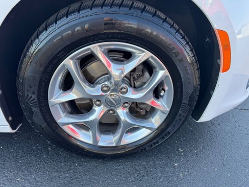 Used 2017 Chrysler Pacifica Limited image 24