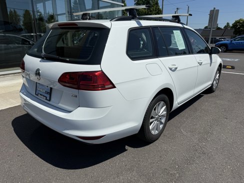 Used 2017 Volkswagen Golf SportWagen image 4