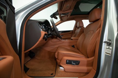 Used 2023 Bentley Bentayga Plug-In Hybrid image 28