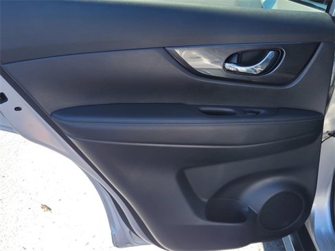 Used 2020 Nissan Rogue SV image 14