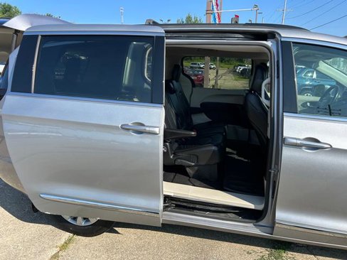Certified 2017 Chrysler Pacifica Touring-L image 20