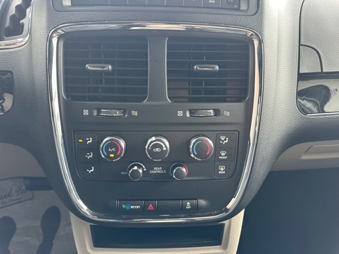 Used 2016 Dodge Grand Caravan SE image 27