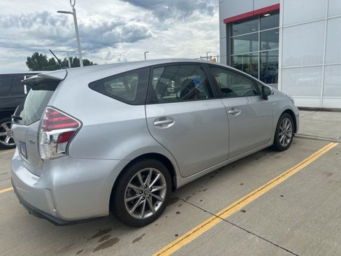 Used 2017 Toyota Prius V Five image 2