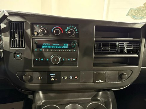 Used 2018 Chevrolet Express 3500 image 12