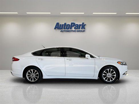 Used 2017 Ford Fusion SE w/ Fusion SE Technology Package image 8