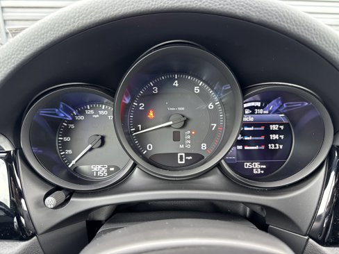 Certified 2025 Porsche Macan image 16