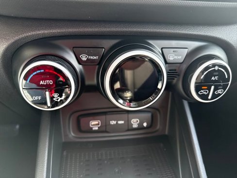 Used 2024 Hyundai Venue Limited image 29