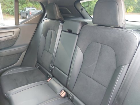 Used 2021 Volvo XC40 T4 R-Design w/ Climate Package image 16