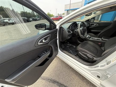 Used 2015 Chrysler 200 Limited image 11