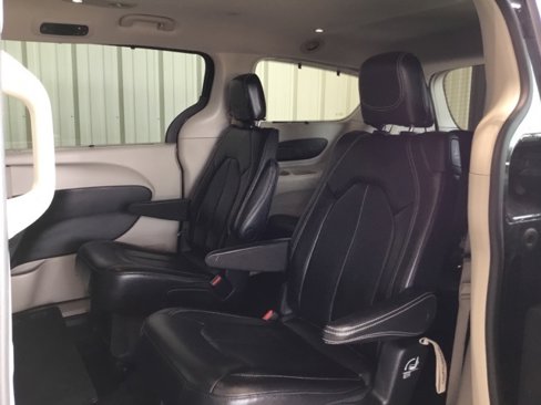 Used 2022 Chrysler Pacifica Touring-L image 46