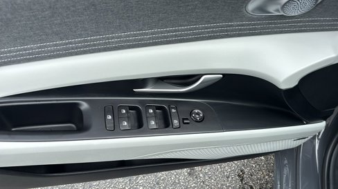 Used 2024 Hyundai Elantra Limited image 14