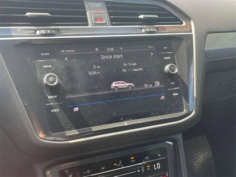 Used 2022 Volkswagen Tiguan SE w/ Panoramic Sunroof Package image 28