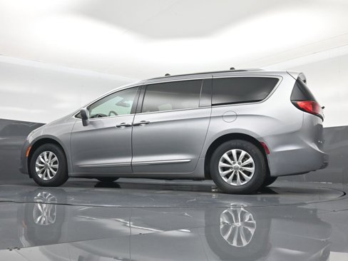Used 2019 Chrysler Pacifica Touring-L image 38