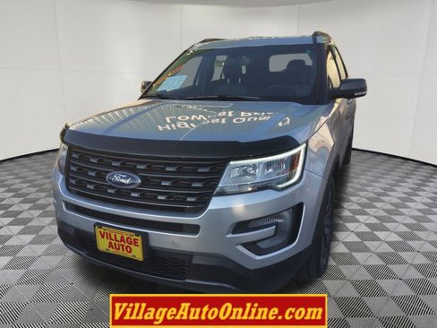 Used 2017 Ford Explorer XLT w/ Equipment Group 202A image 7