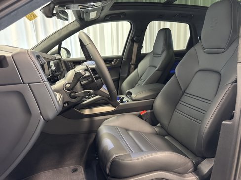 New 2025 Porsche Cayenne Turbo image 6