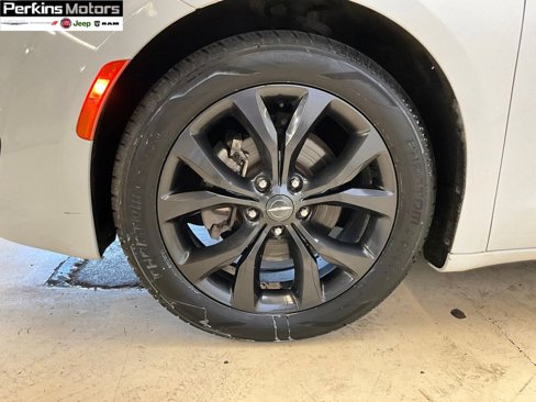 Used 2020 Chrysler Pacifica Touring w/ S Appearance Package image 17