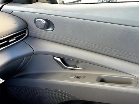 Used 2024 Hyundai Elantra SE image 17