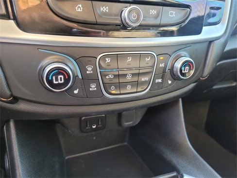Used 2020 Chevrolet Traverse LT image 22