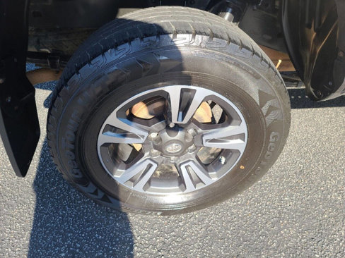 Used 2018 Toyota Tacoma TRD Sport image 9