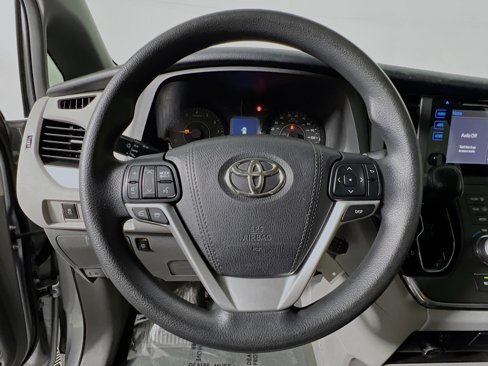Used 2015 Toyota Sienna LE image 18