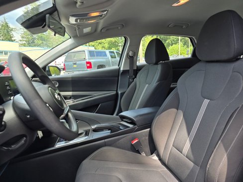Used 2022 Hyundai Elantra SE w/ Cargo Package image 12