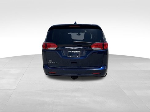 Used 2017 Chrysler Pacifica Touring image 5