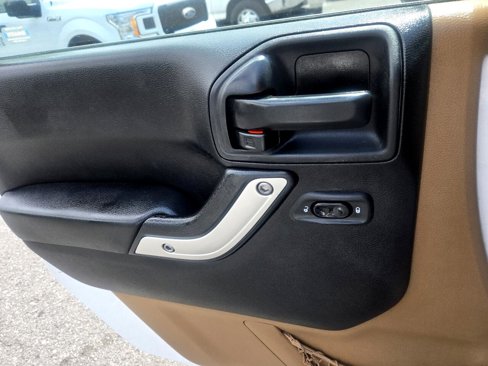 Used 2012 Jeep Wrangler Unlimited Rubicon w/ Connectivity Group image 33