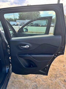 Used 2016 Jeep Cherokee Sport image 13