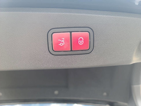 Used 2011 Mercedes-Benz E 550 Sedan image 29