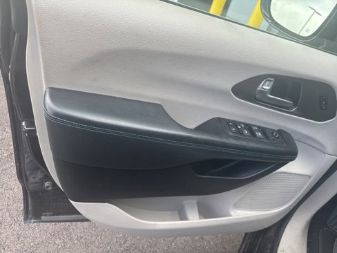 Used 2021 Chrysler Pacifica Touring-L image 5