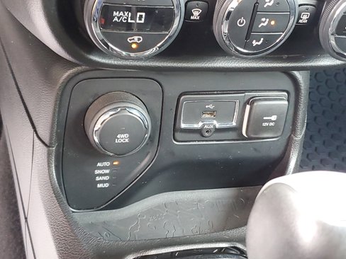 Used 2016 Jeep Renegade Latitude image 18