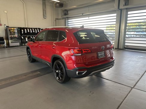 Certified 2022 Volkswagen Taos SE w/ IQ.Drive SE Package image 3