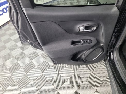 Used 2020 Jeep Renegade Latitude w/ Cold Weather Group image 10