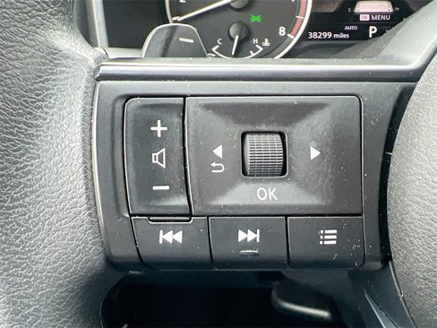 Used 2024 Nissan Rogue SV image 12