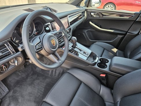 Used 2025 Porsche Macan image 4