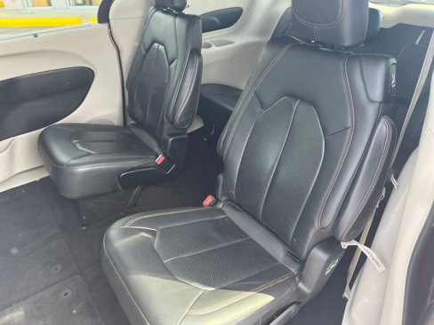 Used 2018 Chrysler Pacifica Touring-L w/ Tire & Wheel Group image 21